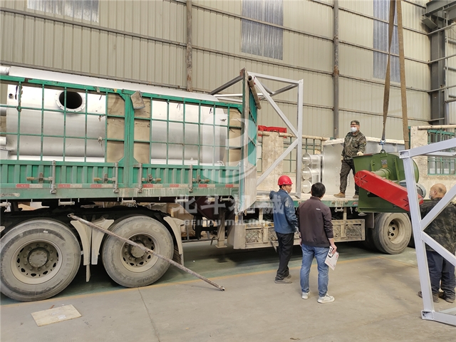 工人加班加點,順利交付河北客戶訂購的杏殼炭化設(shè)備