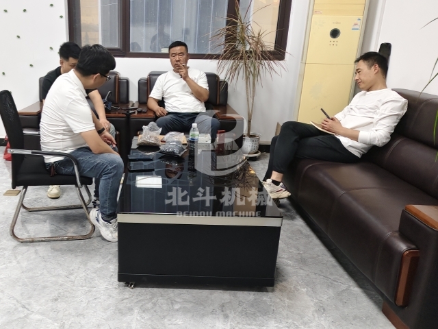 以實力會客,誠邀客戶考察炭化設備生產(chǎn)線