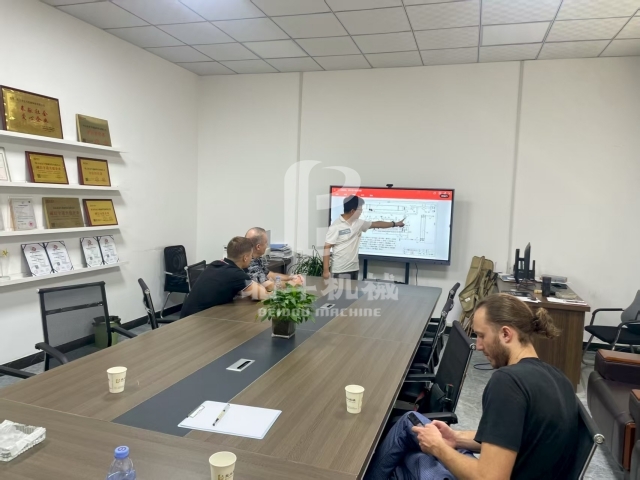 多輪深入洽談后,外國(guó)客戶決定訂購(gòu)我廠炭化設(shè)備