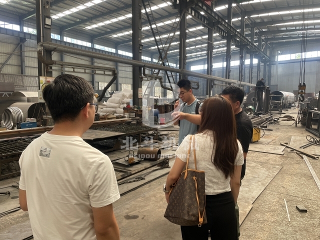 歡迎客戶專程來(lái)考察連續(xù)式炭化設(shè)備